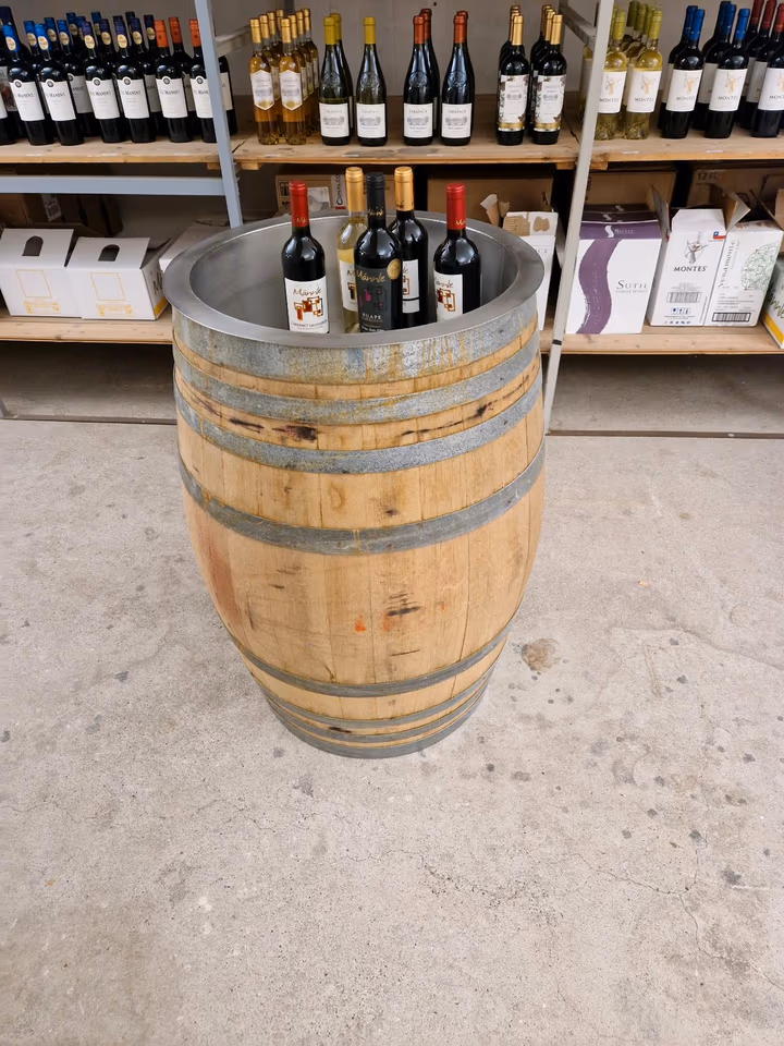 Gebrauchtes Barriquefass als Präsentiertisch, mit Edelstahlschal, 225L